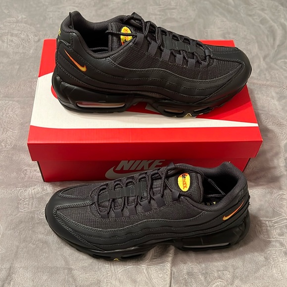 New mens size 10.5 Nike Air Max 95 Limited Edition - Picture 2 of 6